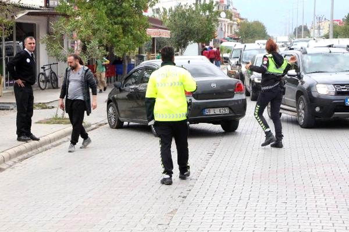 Yaya geçidinde otomobil çarpan çocuk yaralandı