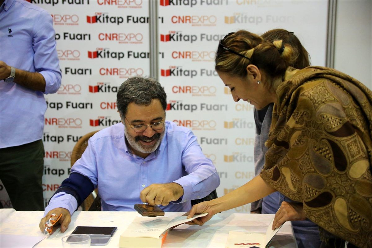 Yazar Ahmet Ümit, Mersin\'de okurlarıyla buluştu