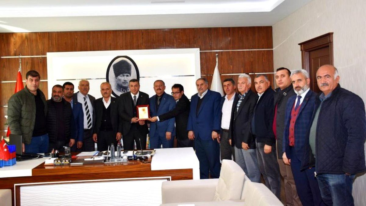 Yeşilyurt mahalle muhtarlarından Başkanı Özcan\'a plaket
