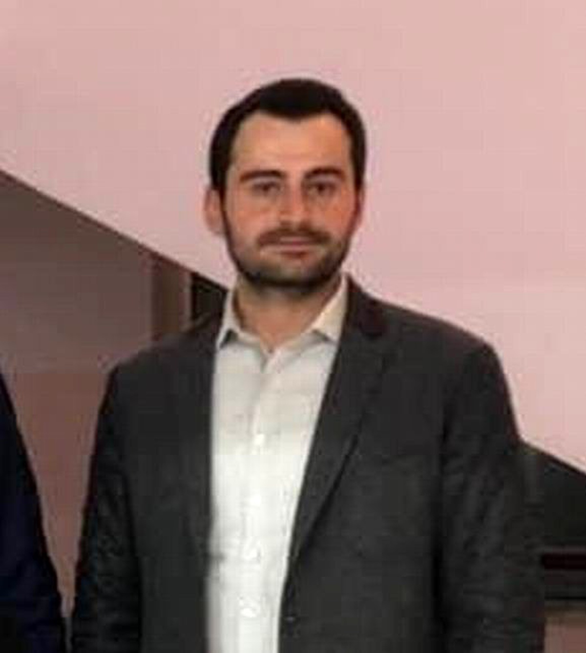 Yön levhası direğine saplanan otomobilin sürücüsü kurtarılamadı