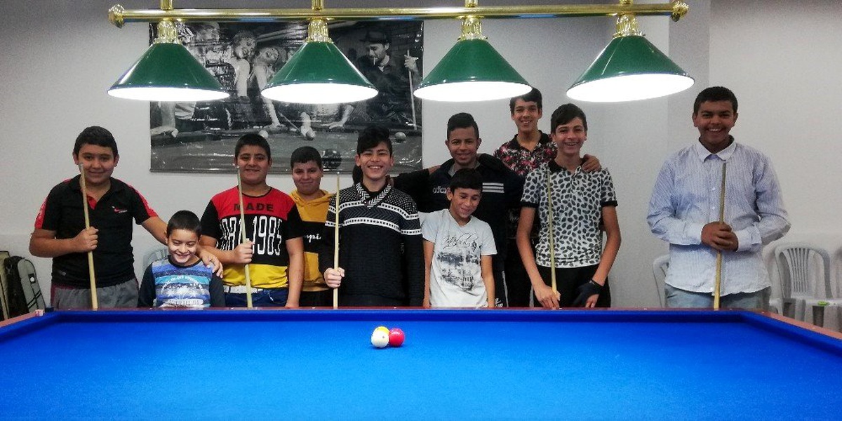 Zeytinköylü gençler bilardo öğreniyor