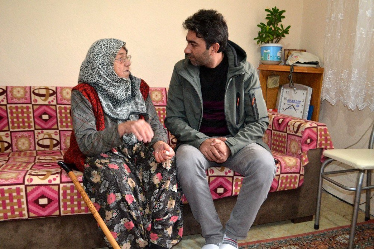 89 yaşındaki yaşlı kadının emekli maaşını çaldılar