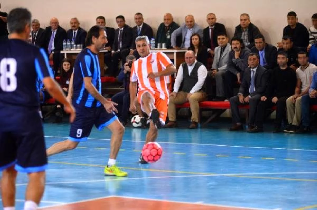 Adanaspor ve Adana Demirspor\'un emektar futbolcularından cezaevinde gösteri maçı