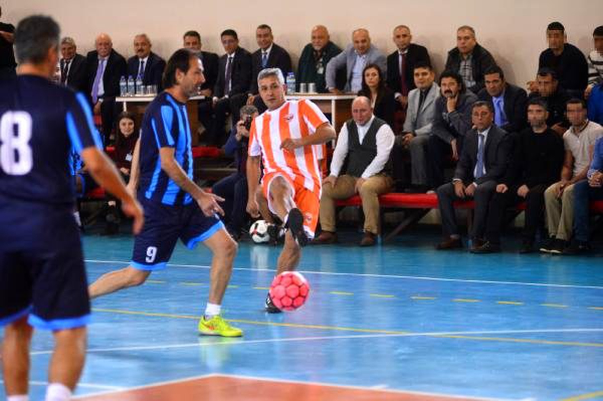 Adanaspor ve Adana Demirspor\'un emektar futbolcularından cezaevinde gösteri maçı