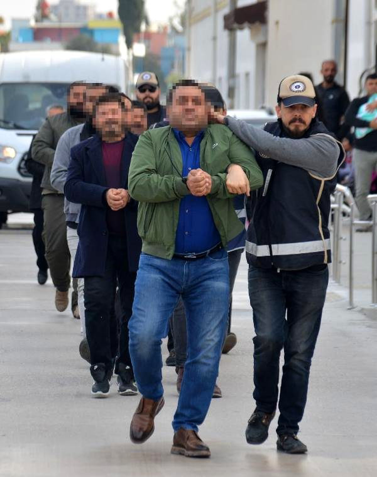 \'Akbaba\' operasyonuyla yakalanan çete şüphelileri adliyede