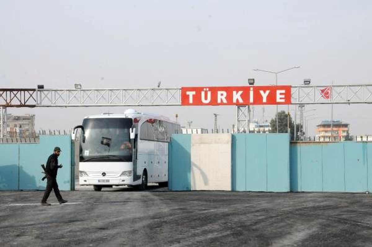 Akçakale Sınır Kapısı\'ndan geçen 250 Suriyeli, Tel Abyad\'a döndü