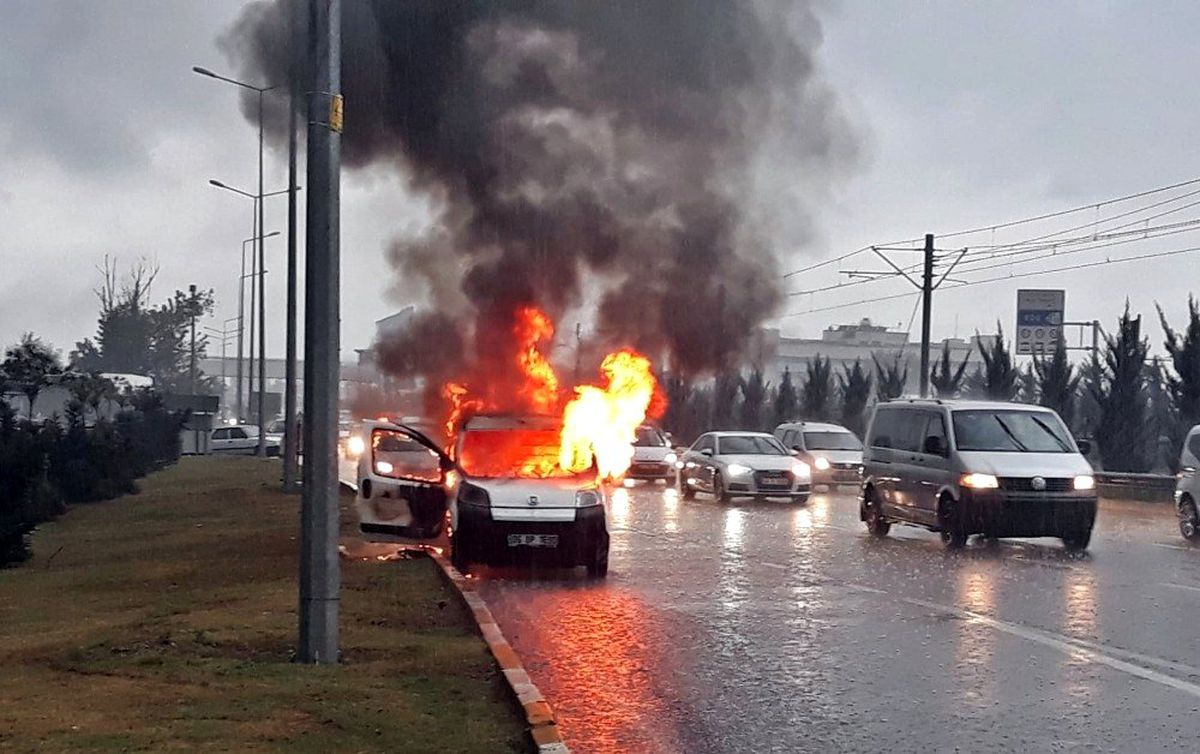 Alev topuna dönen araçtaki patlamalar korkuttu