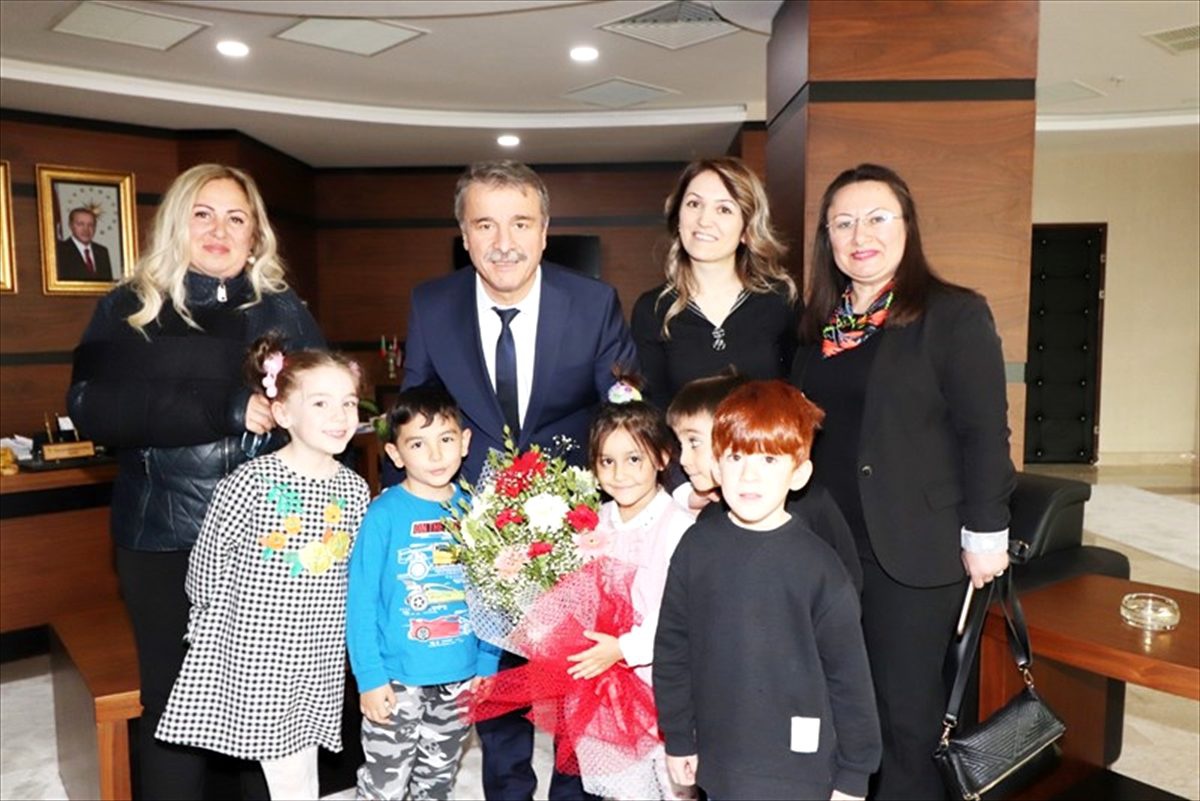 Anaokulu öğrencilerinden Rektör Elmacı\'ya ziyaret