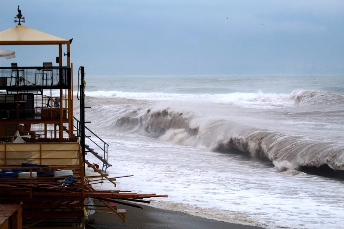 Antalya\'da fırtına dev dalgalar oluşturdu
