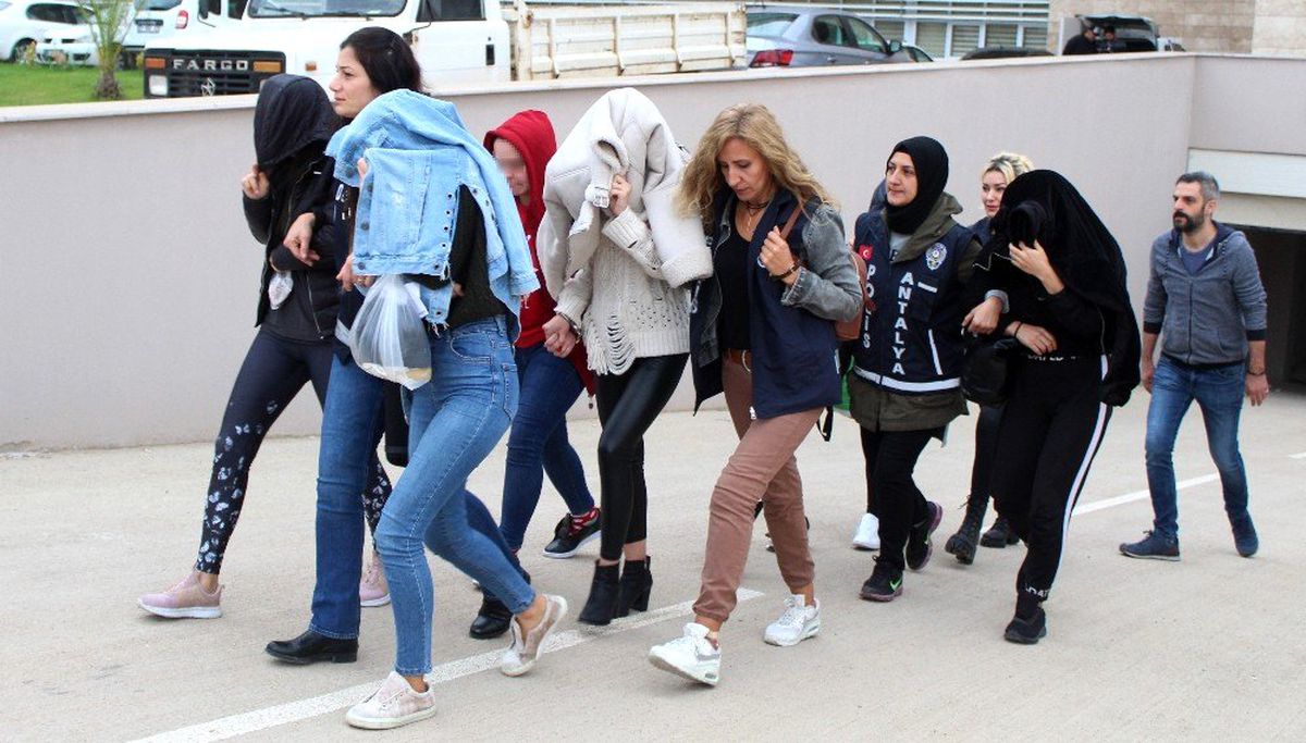 Antalya\'da "jigolo yapma" vaadiyle dolandırıcılığa 9 tutuklama