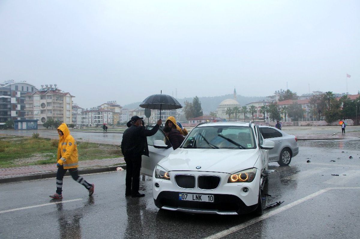 Antalya\'da trafik kazası: 1 yaralı