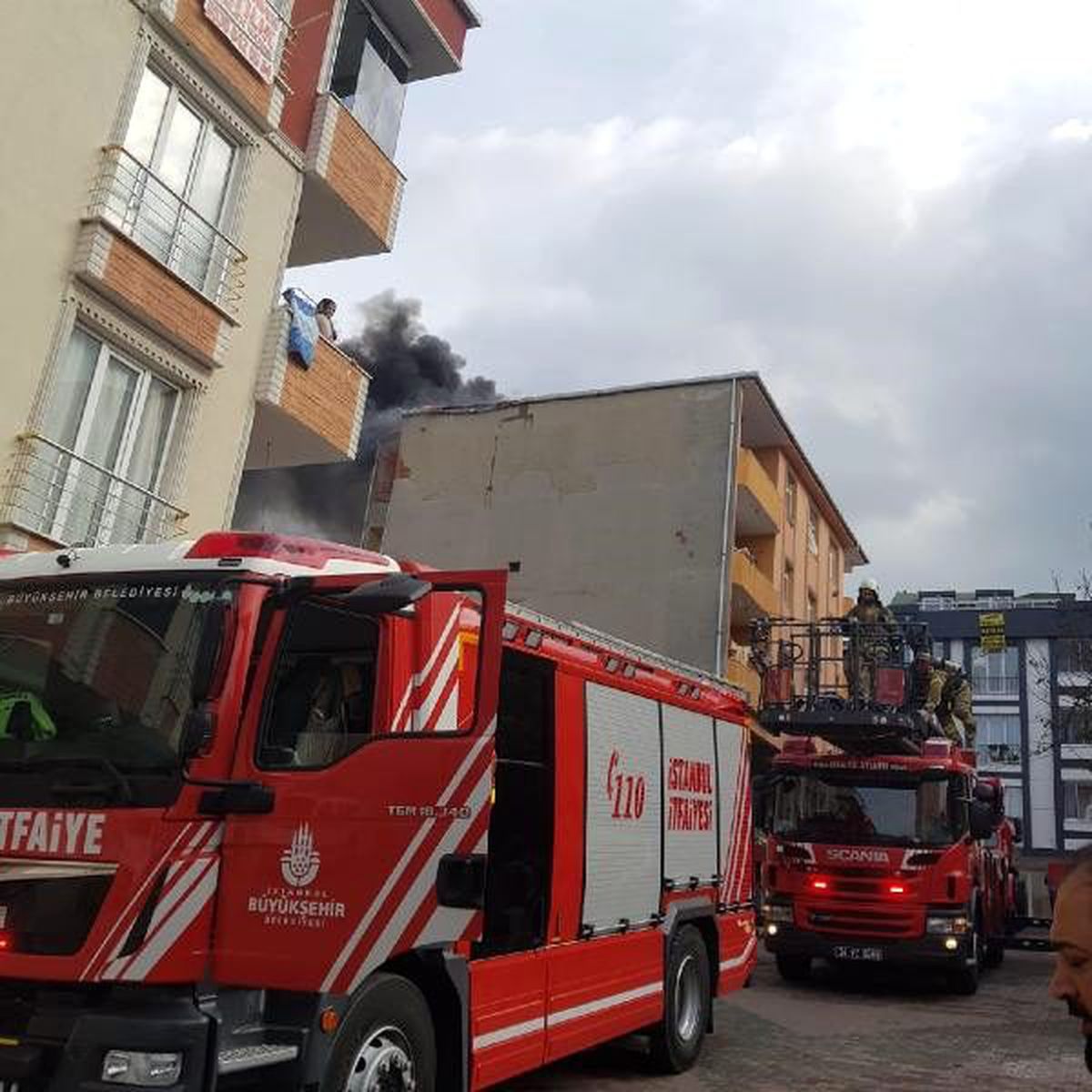 Arnavutköy\'de binanın çatısı alev alev yandı