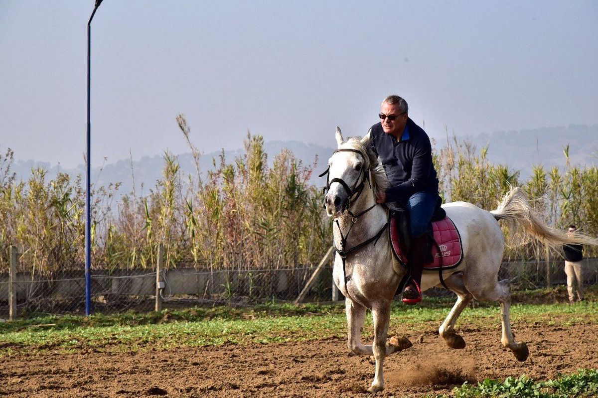 Ata binen Manisa Valisi usta binicileri aratmadı