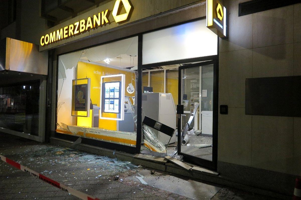 ATM\'yi havaya uçurup soydular