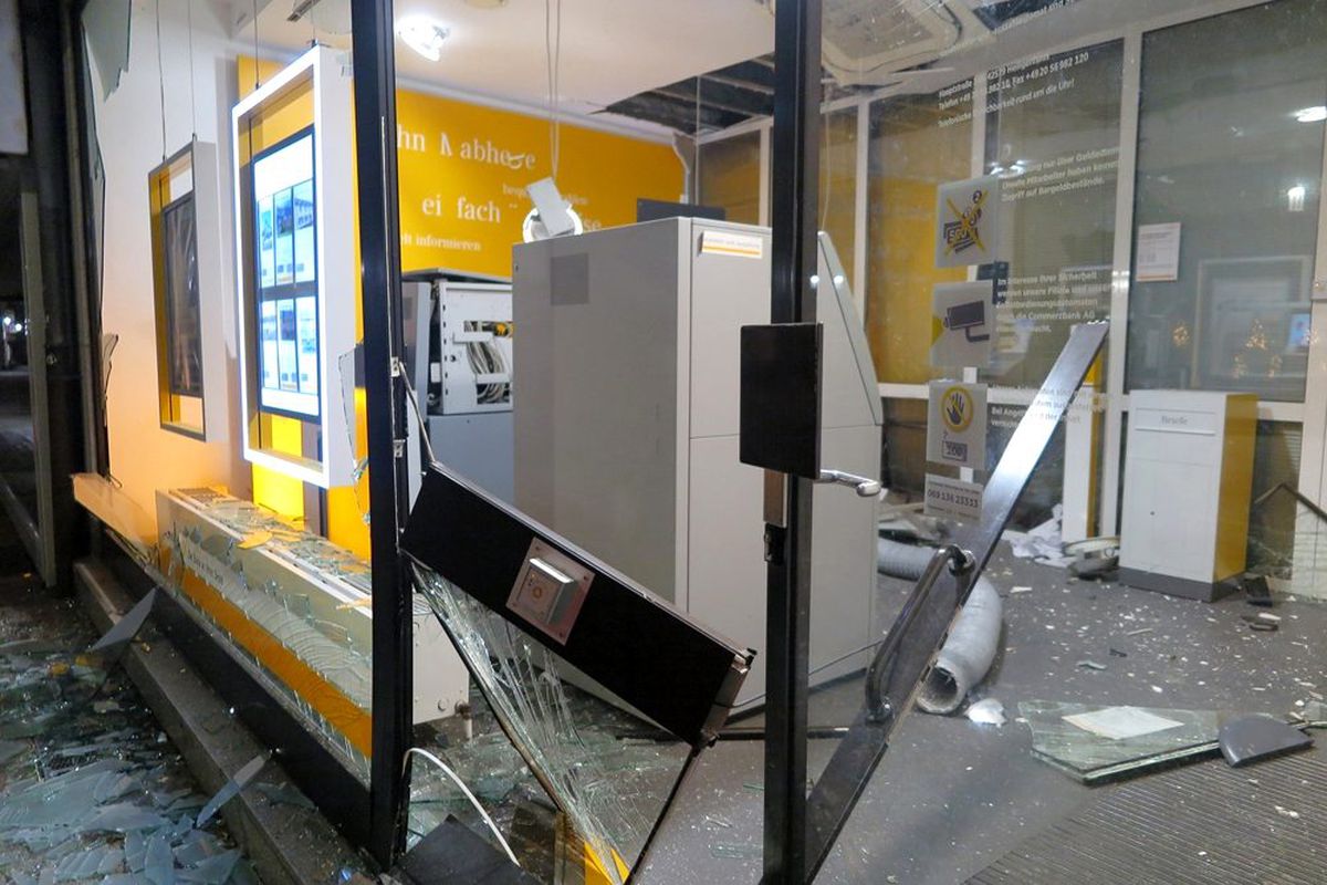 ATM\'yi havaya uçurup soydular