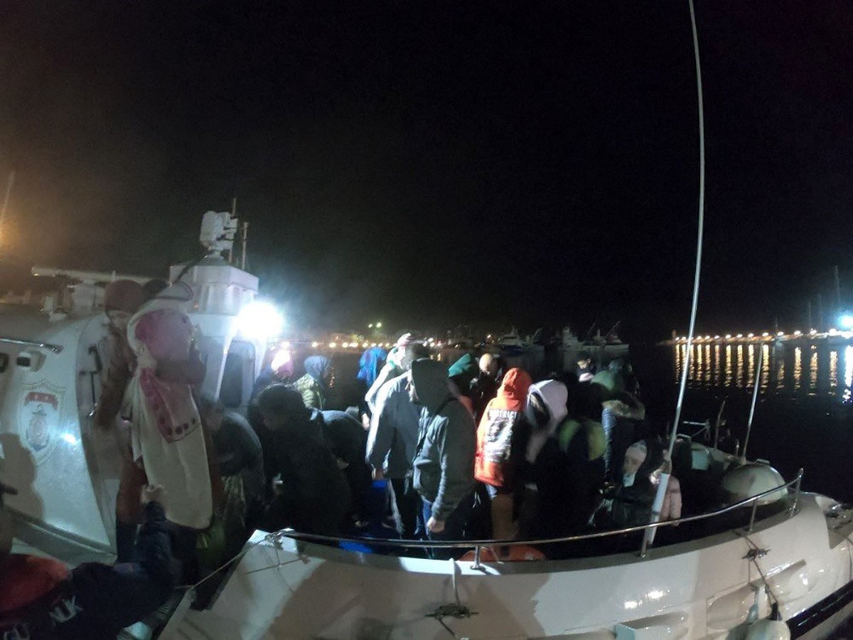 Balıkesir açıklarında 143 düzensiz göçmen yakalandı