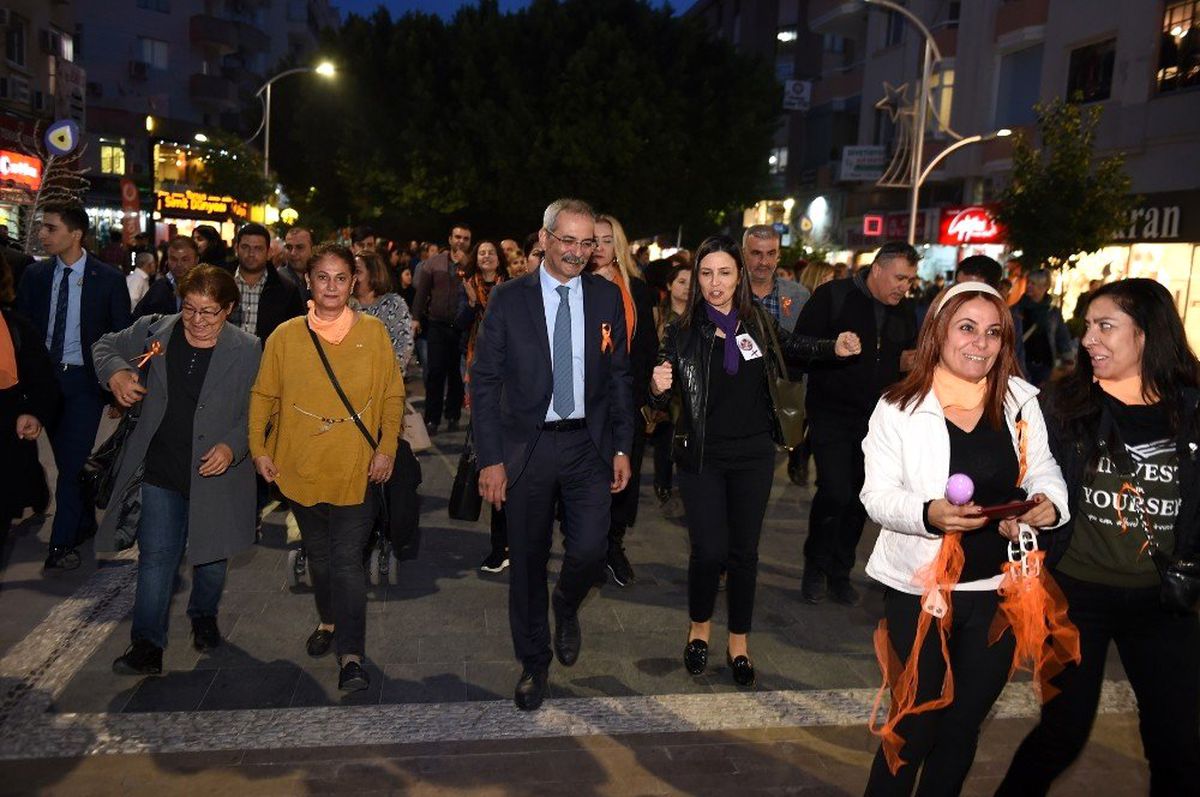 Başkan Bozdoğan, şiddete karşı kadınlarla birlikte yürüdü