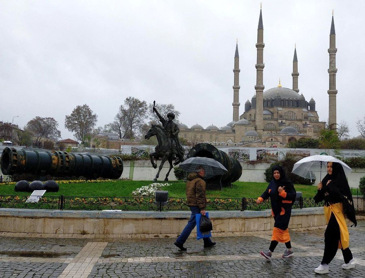 Beklenen yağmur Edirne\'de başladı, İstanbul\'a geliyor