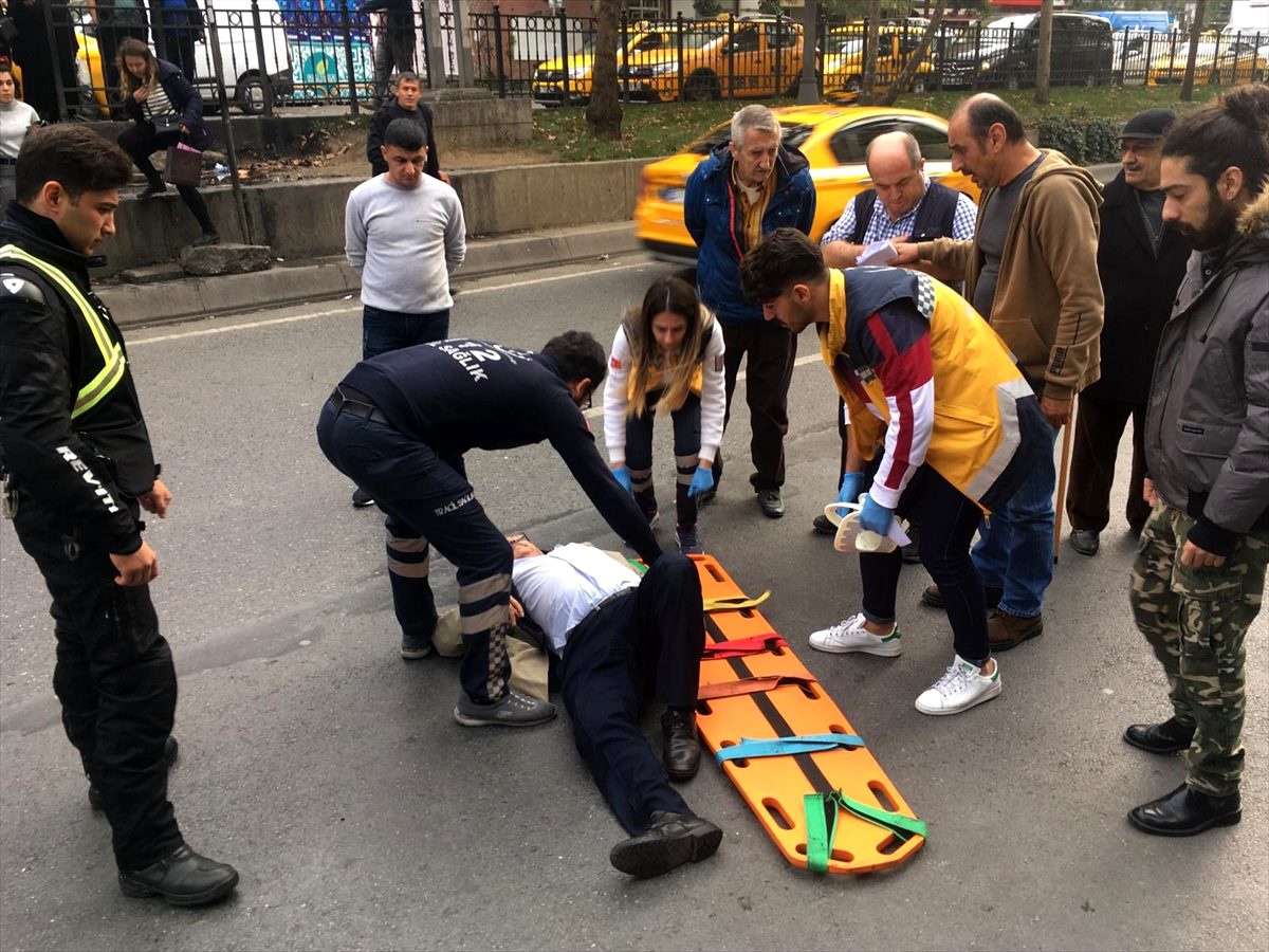 Beyoğlu\'nda motosikletin çarptığı kişi yaralandı