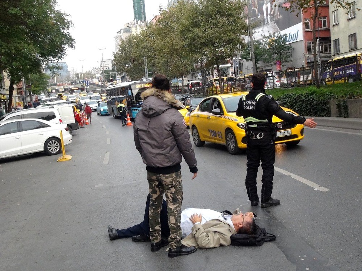 Beyoğlu\'nda motosikletin çarptığı yaşlı adam yaralandı