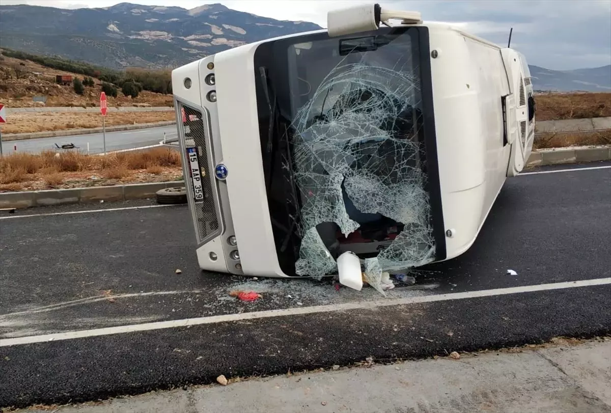 Burdur\'da öğrenci servisi otomobil ile çarpıştı: 3 yaralı