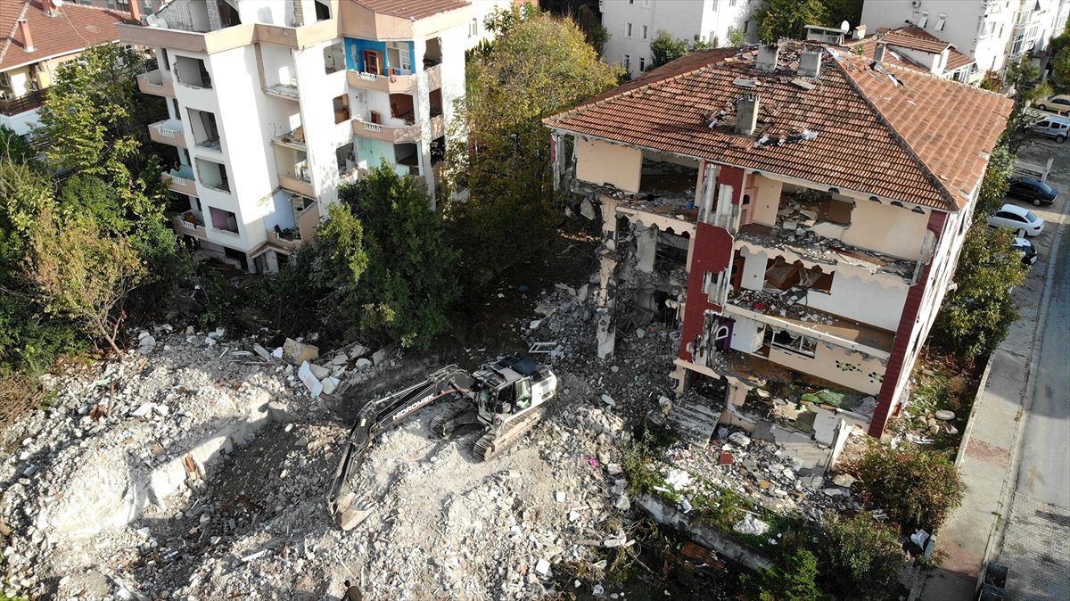 Büyükçekmece\'de risk taşıyan 5 bina yıkıldı
