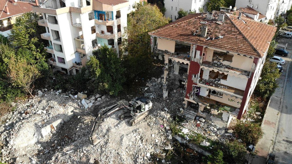 Büyükçekmece\'de riskli bina yıkıldı