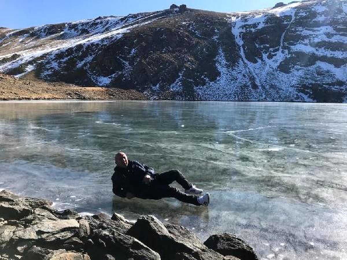 Buz tutan gölün üzerinde hatıra fotoğrafı