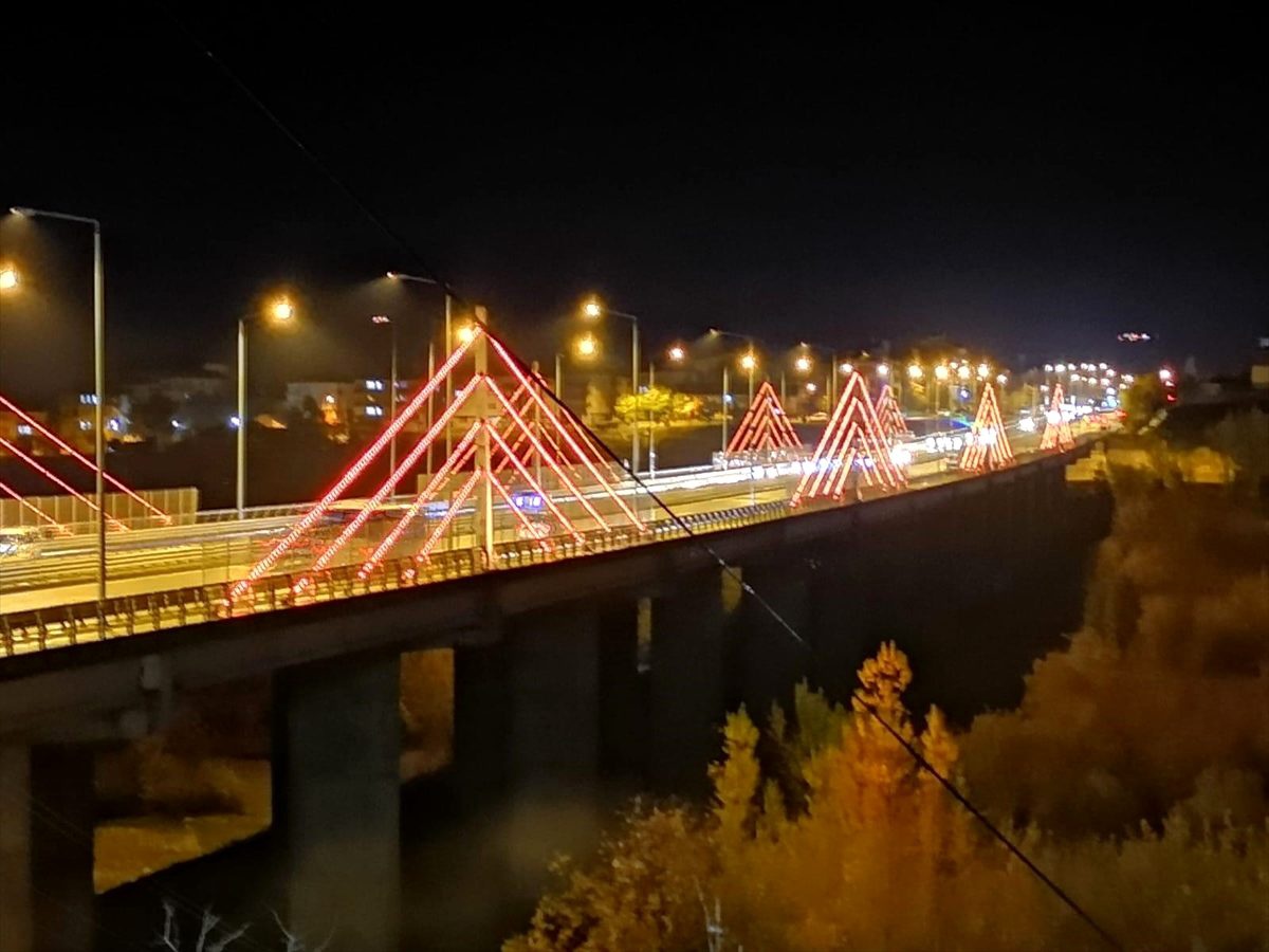 Çapakçur Köprüsü\'nün ışıkları "kadına şiddet" için turuncu yandı
