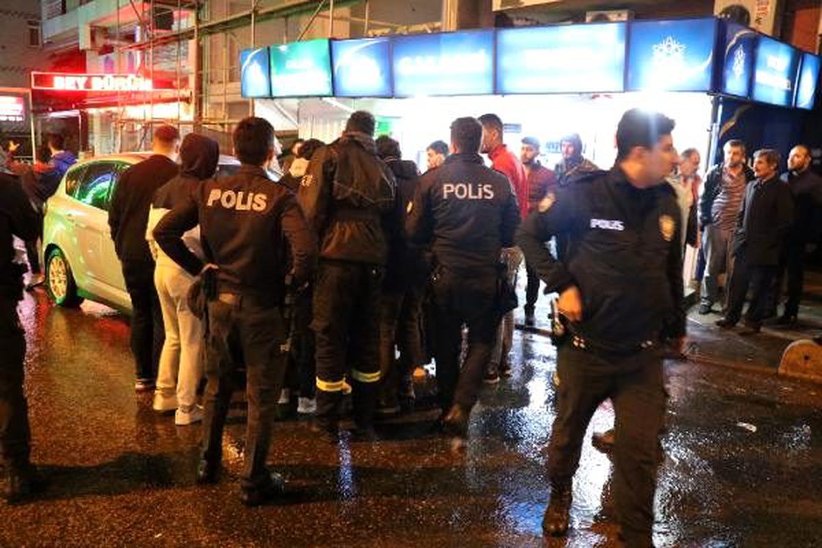 Çekmeköy\'de trafik kazası sonrası silahla ateş edildi: 1 yaralı 2 gözaltı