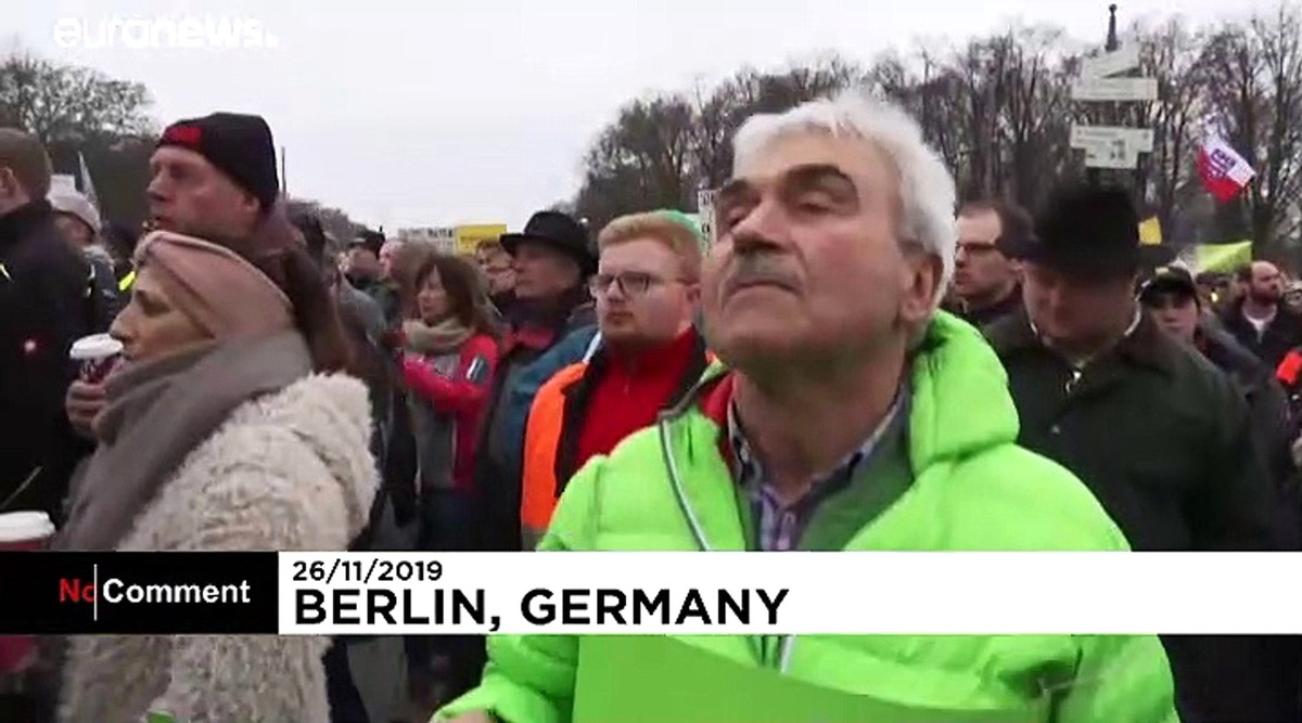 Çevreci politikaları kısıtlayıcı bulan Alman çiftçiler binlerce traktör ile Berlin\'i felç etti