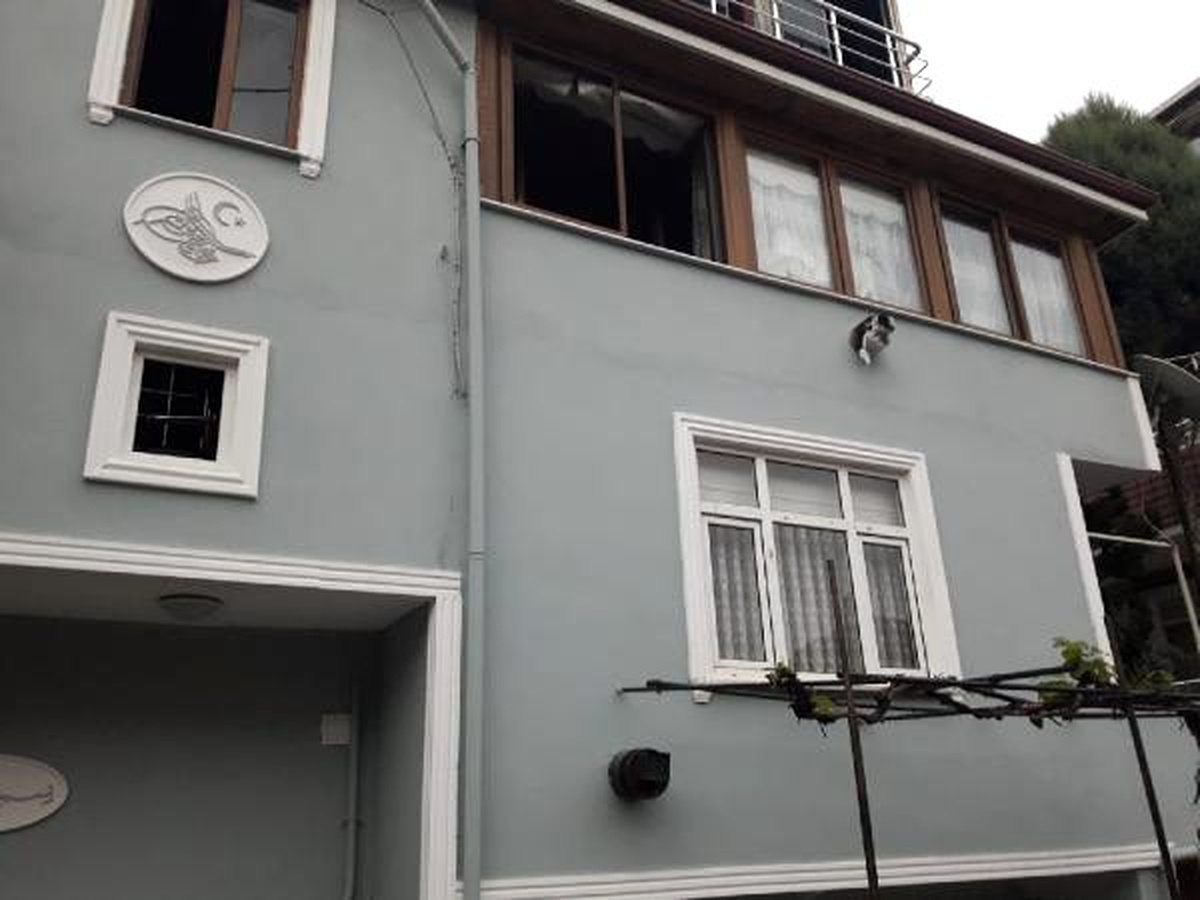 Çocukların yaktığı ateş evi yatağı tutuşturdu, anne yaralandı