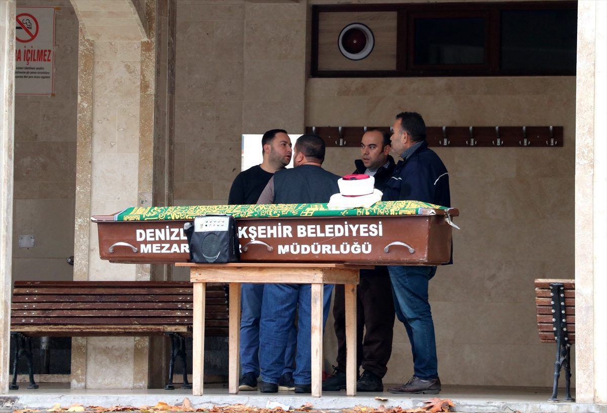Denizli\'de acil servis bekleme salonunda ölü bulunan kişinin cenazesi toprağa verildi