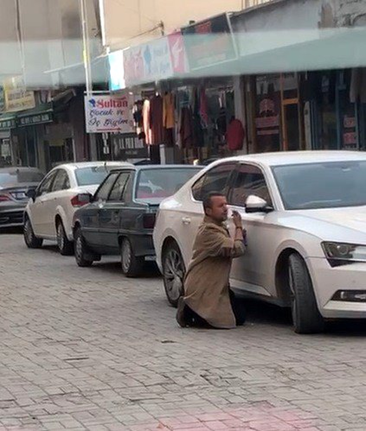 Dikiz aynasında sakal tıraşı oldu