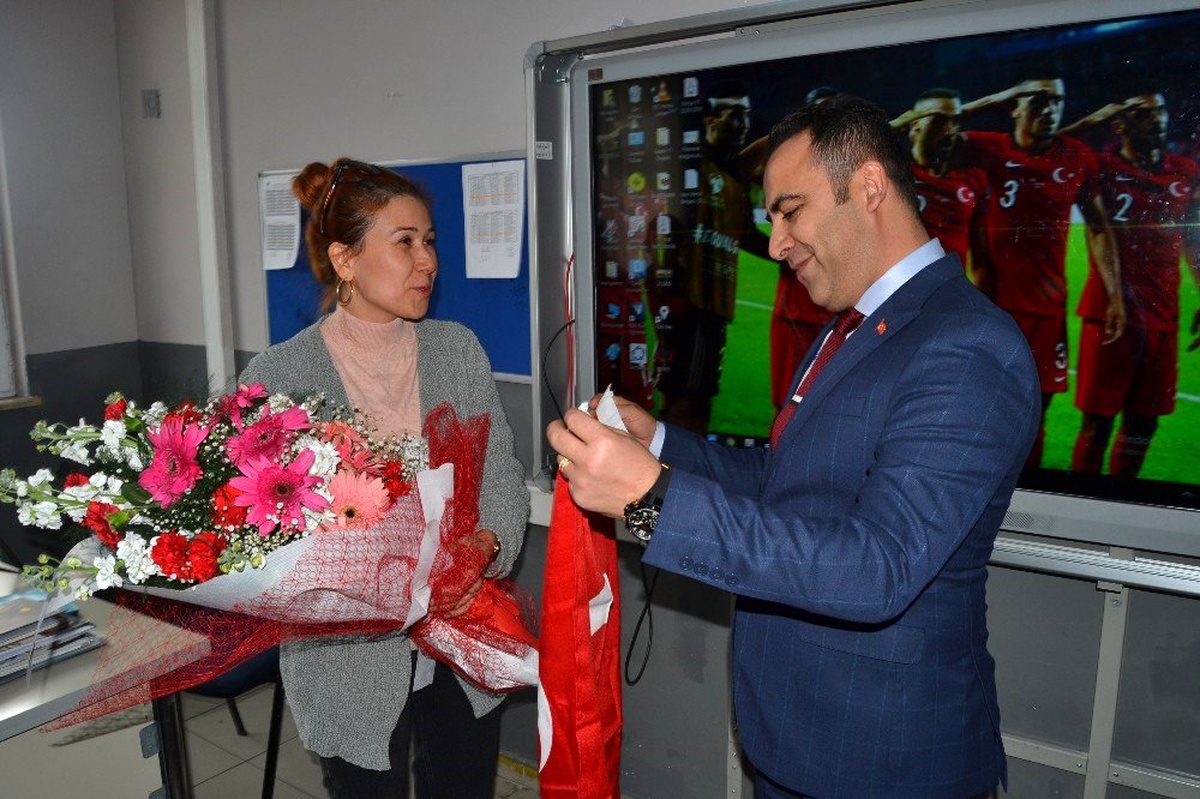Emniyet müdüründen şehit eşine derste sürpriz ziyaret