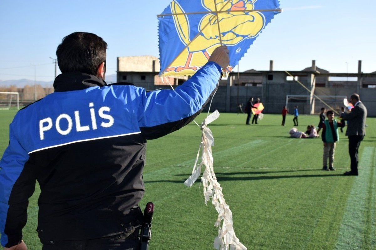 Emniyetin ÇOGEP projesi ile Eleşkirt\'li çocuklar polisleri çok sevdi