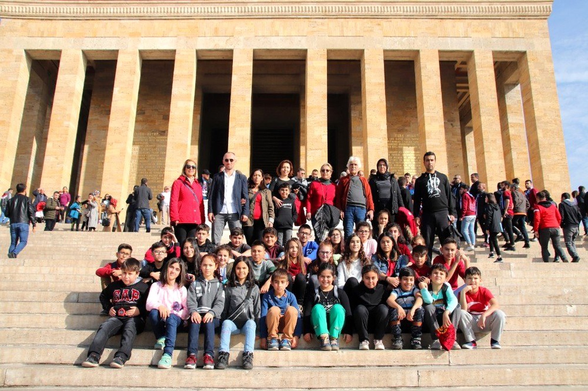 Eskişehir Anadolu Yıldızları Spor Kulübü öğrencilerini Anıtkabir ziyareti