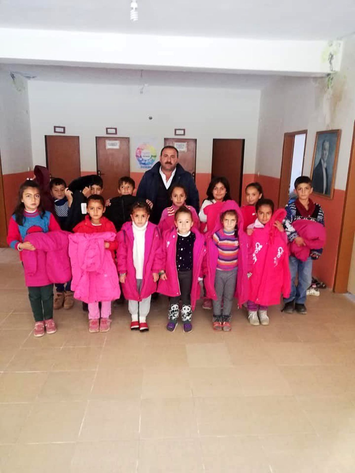 Gercüş\'te öğrencilere mont hediyesi