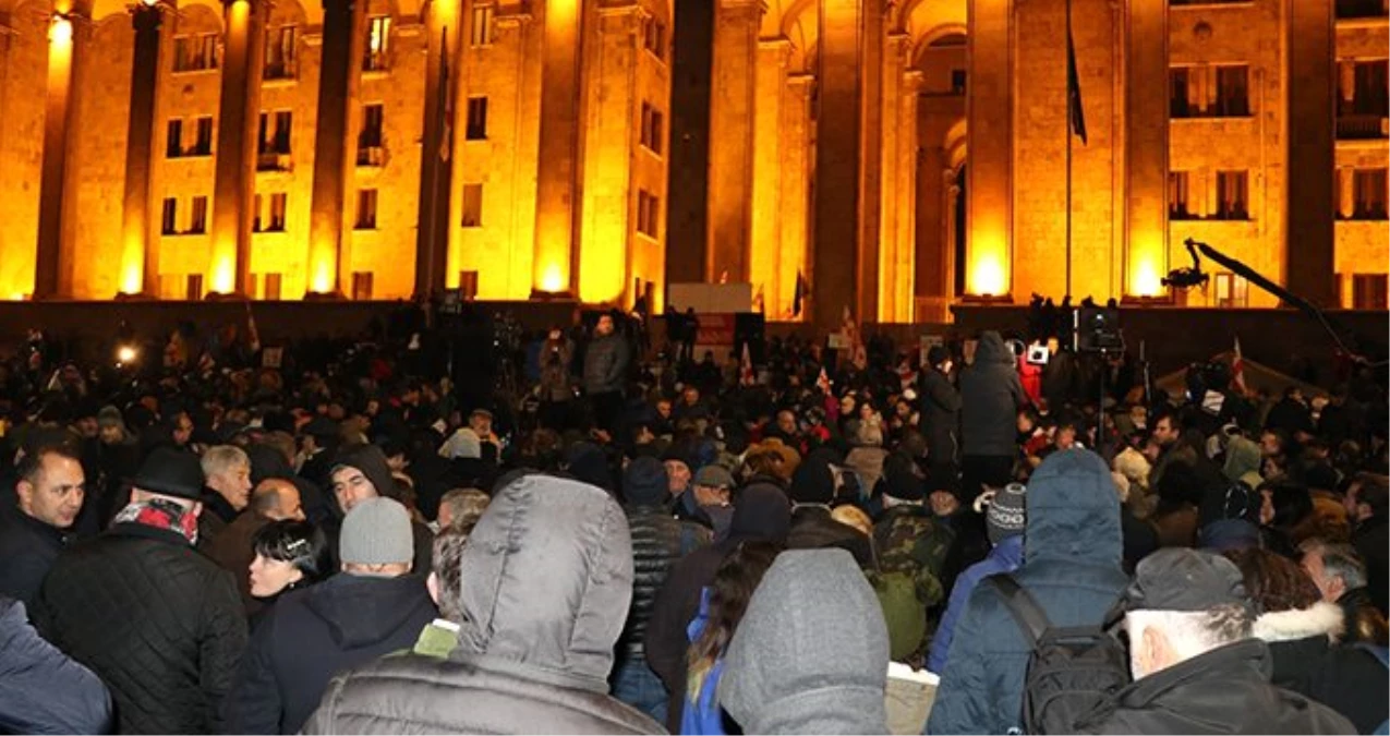 Gürcistan\'da güvenlik güçleri, parlamentoyu kuşatan protestoculara müdahale etti