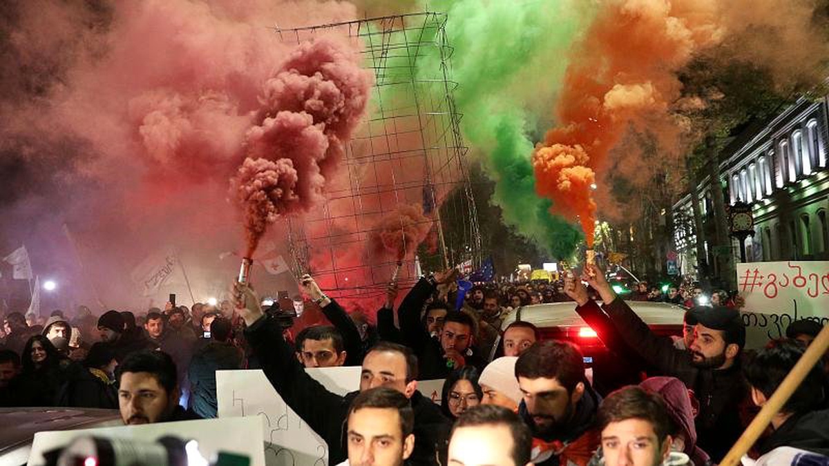 Gürcistan\'da güvenlik güçleri parlamentoyu kuşatan protestoculara müdahale etti