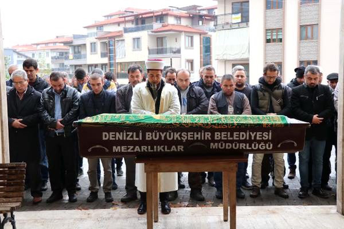 Hastanedeki bankta ölü bulunan adam, toprağa verildi
