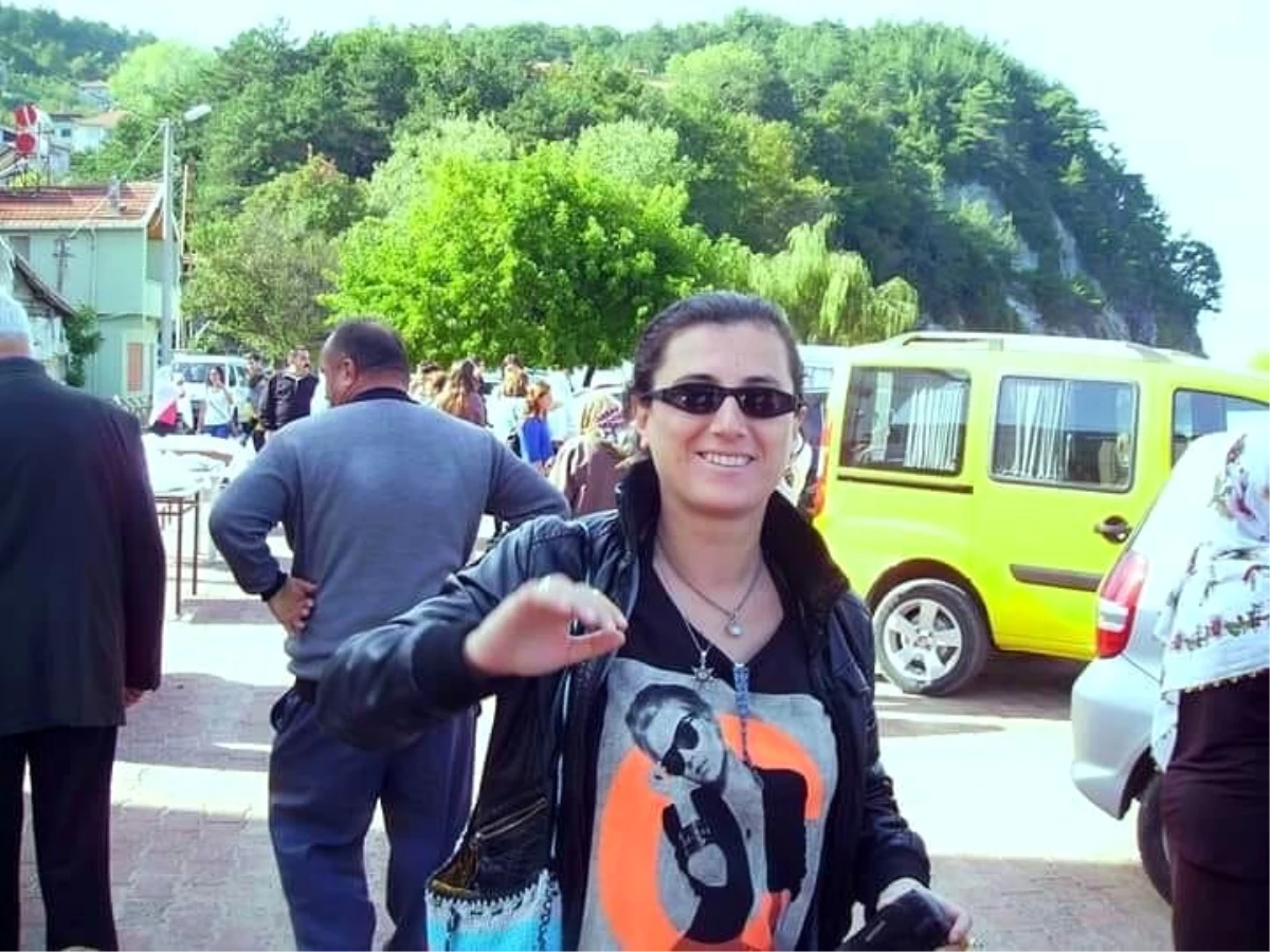 İstanbul\'da babasının, uykuda öldürdüğü kadın toprağa verildi