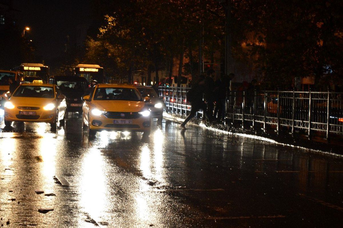 İstanbul\'da beklenen yağmur başladı
