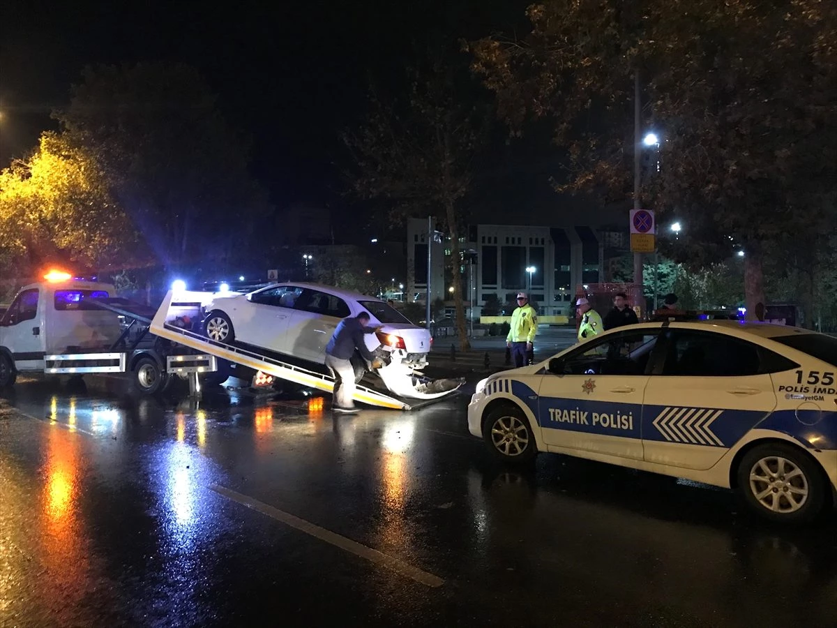 İstanbul\'da "dur" ihtarına uymayan şüphelilerin bulunduğu araç kaza yaptı