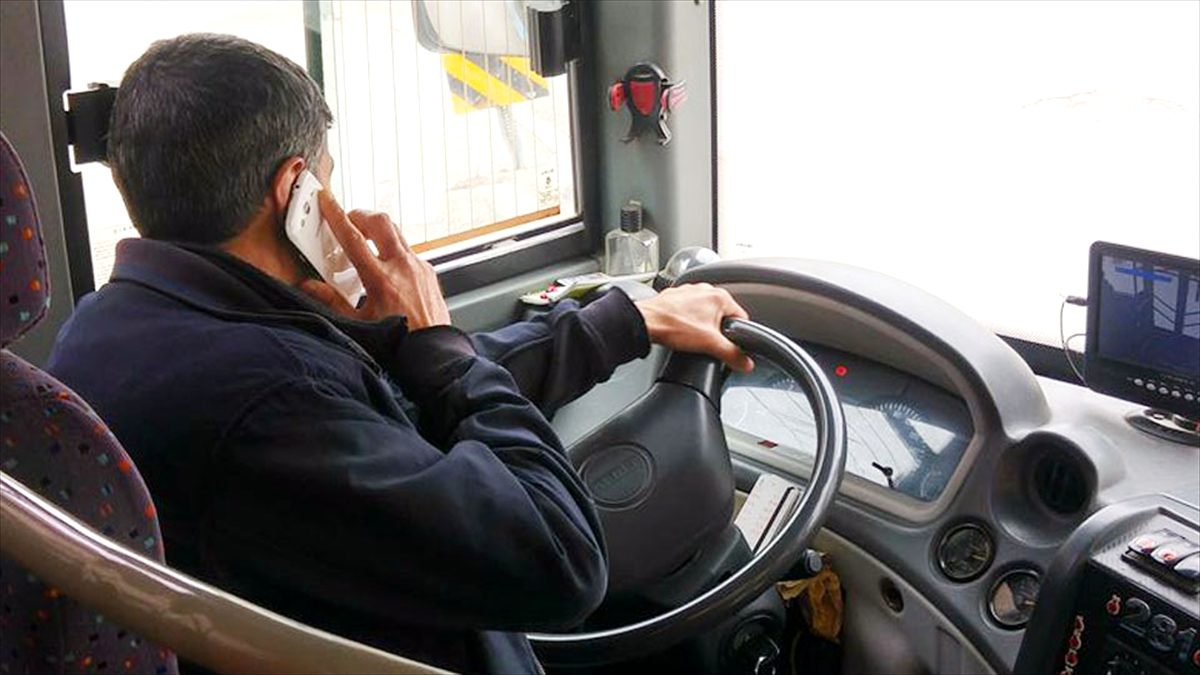 İstanbul\'daki otobüs şoförlerinin seyir halinde telefon kullanımı azaldı