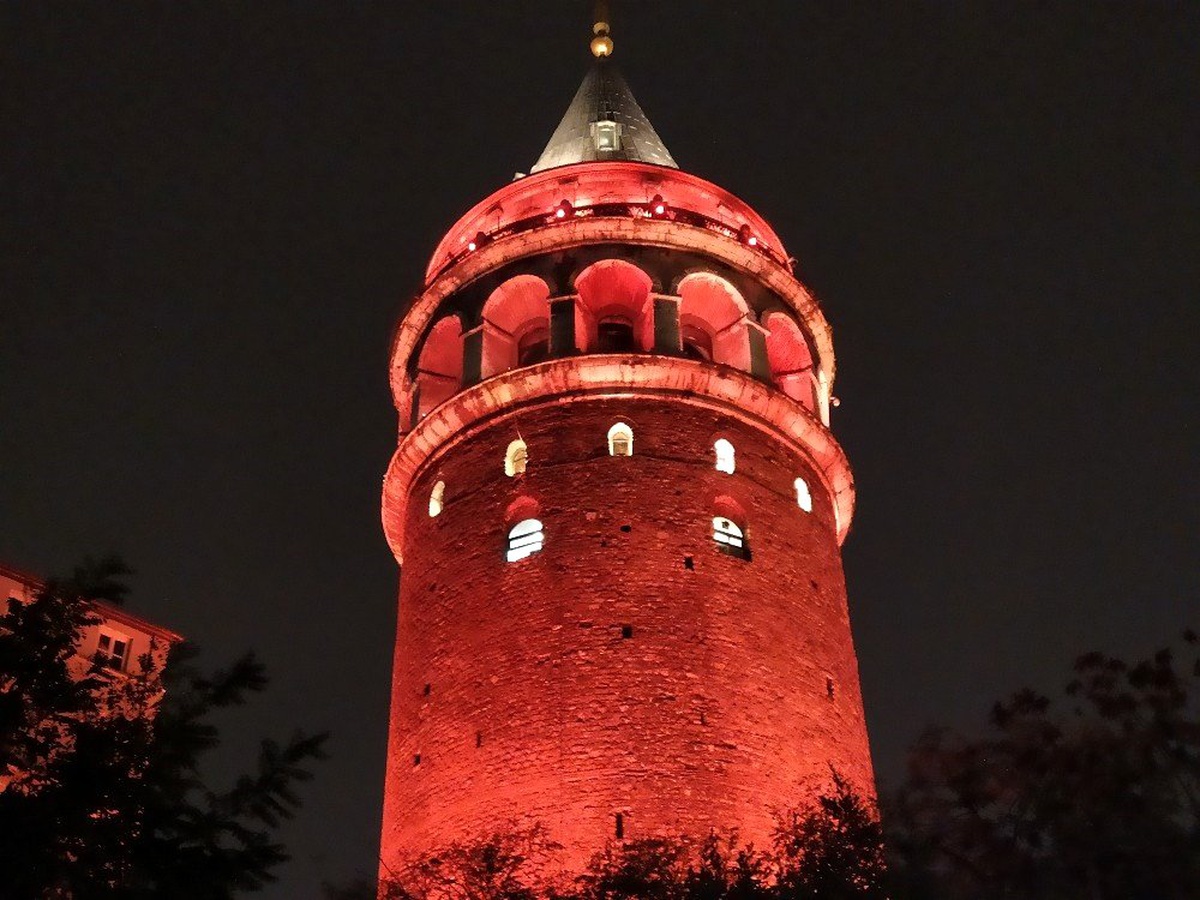 İstanbul\'un simgeleri Kadına Şiddete karşı \'Turuncu\'ya büründü