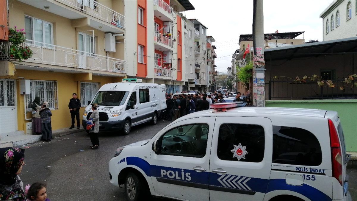 İzmir\'de eşini baltayla öldürdüğü iddia edilen zanlı tutuklandı