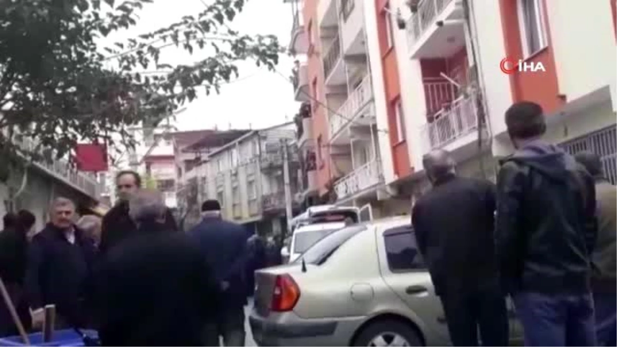 İzmir\'de korkunç cinayet: Karısını baltayla öldürüp daha sonra kendini polise ihbar etti
