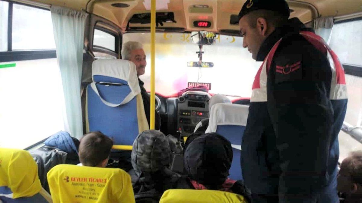 Jandarma okul servis araçlarını denetledi