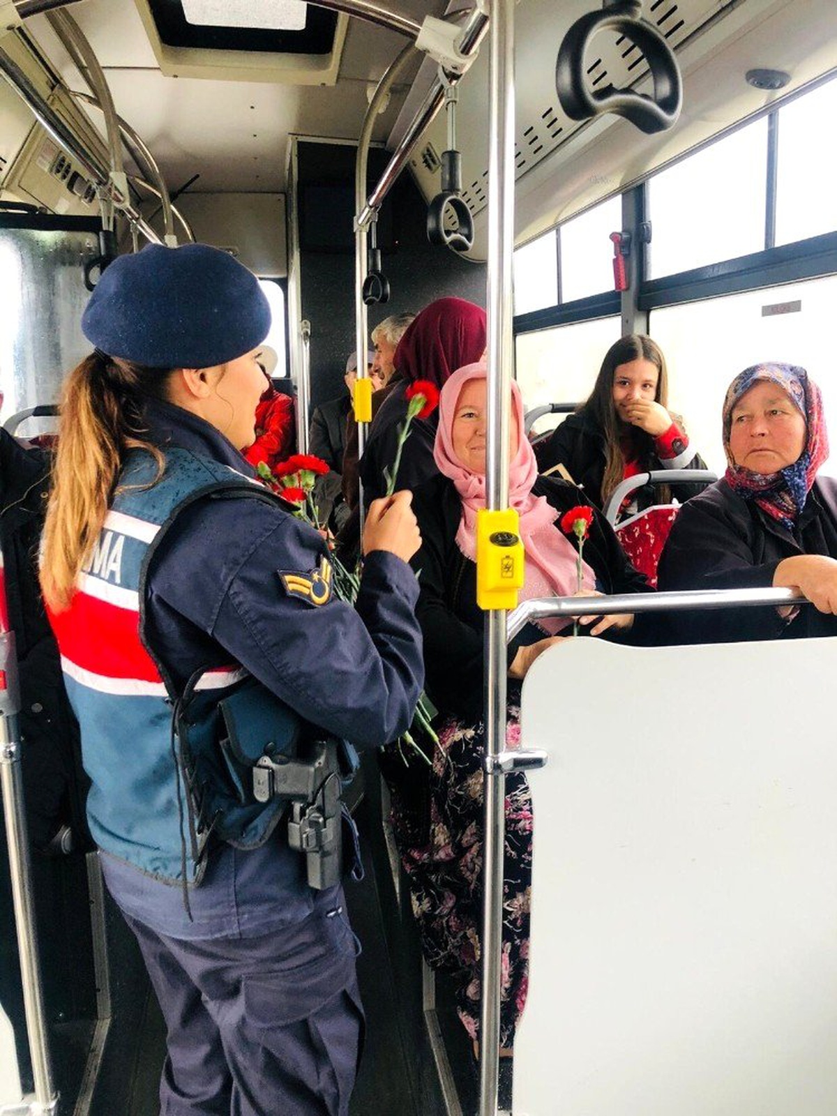 Jandarmadan kadın sürücülere karanfil